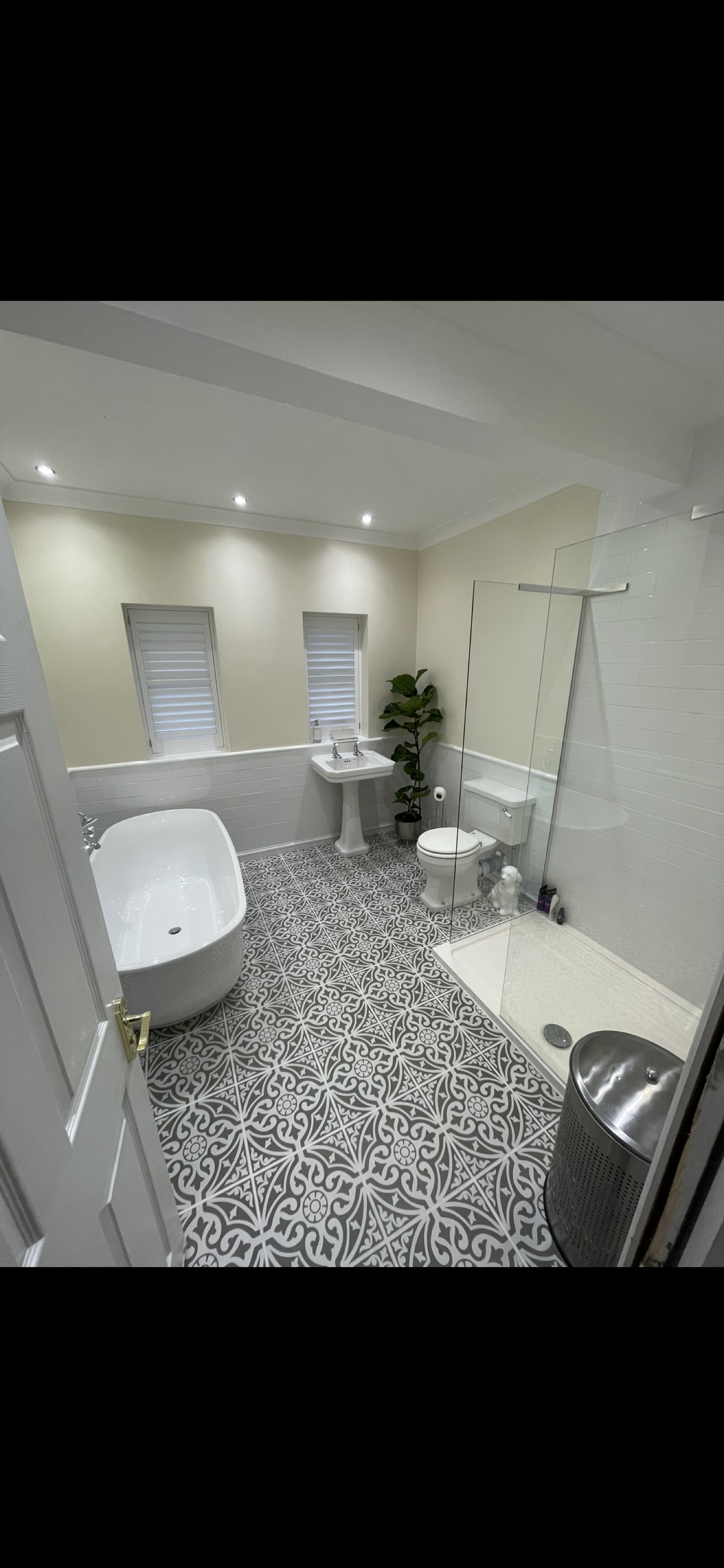 Patterned floor bathroom