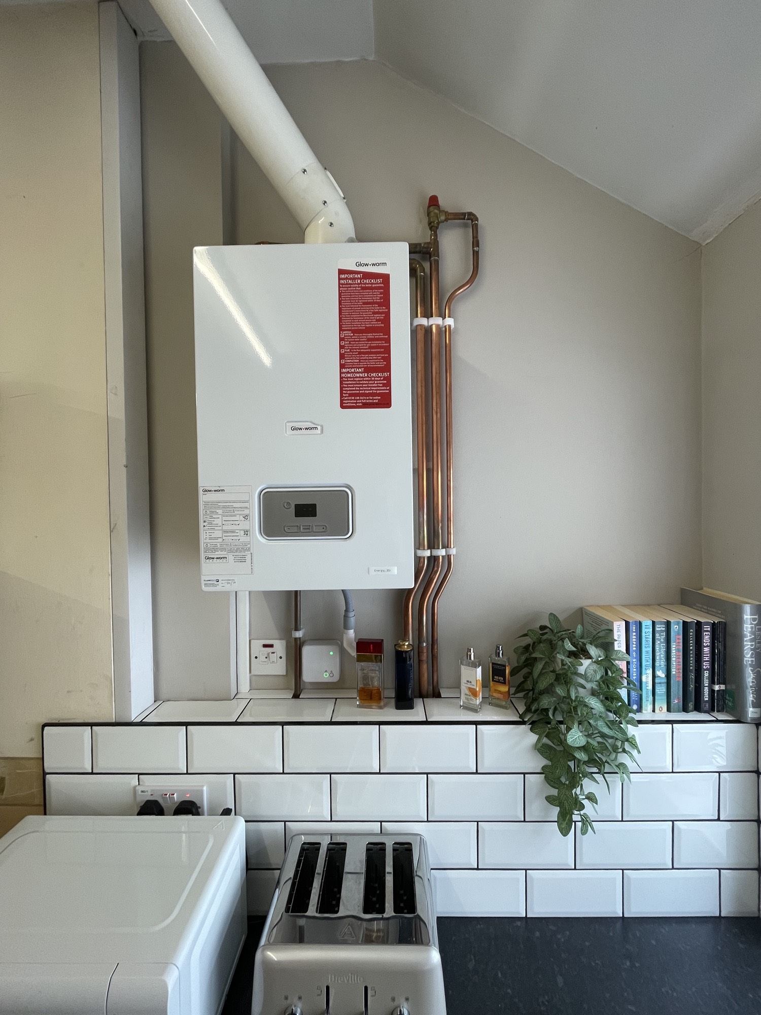 Glow-worm boiler installation
